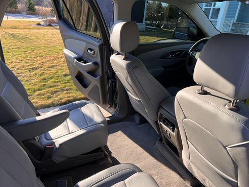 Used 2021 Chevrolet Traverse LT image 6