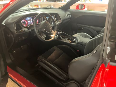 Used 2022 Dodge Challenger SRT Hellcat RWD image 4