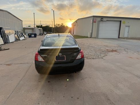 Used 2018 Nissan Versa SV FWD image 2