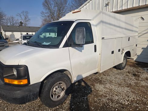 Used 2016 Chevrolet Express 3500 image 2