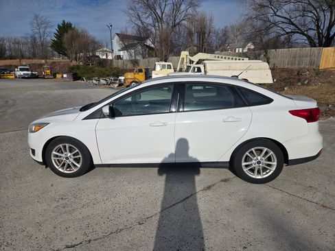 Used 2016 Ford Focus SE w/ Reverse Sensing Package image 4