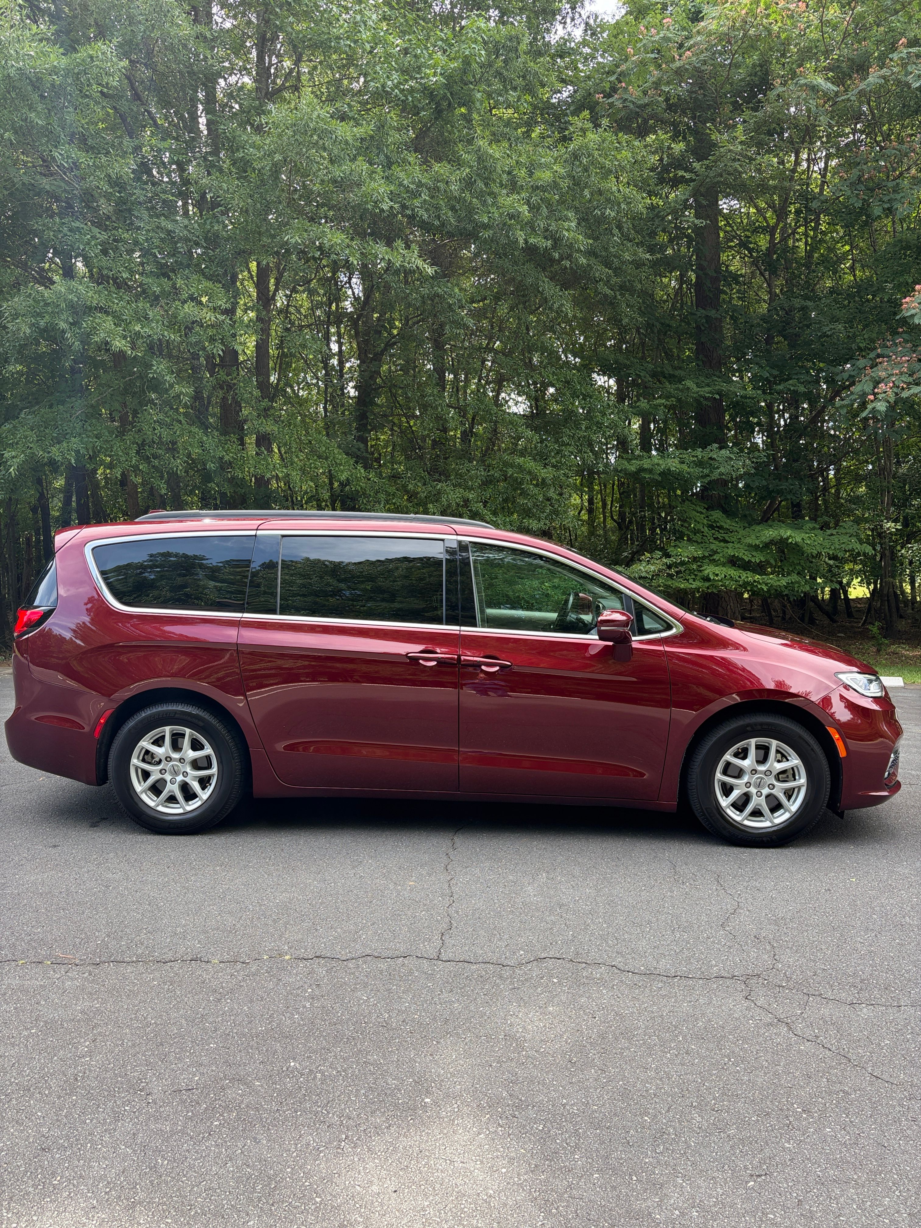 Used 2022 Chrysler Pacifica Touring-L FWD image 1