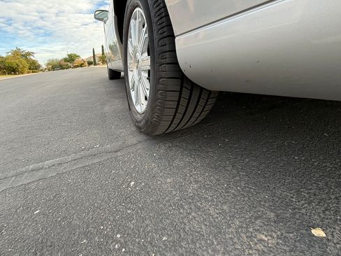 Used 2009 Lincoln Town Car Signature Limited image 15