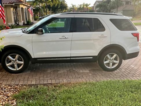 Used 2019 Ford Explorer XLT w/ Equipment Group 201A FWD image 2