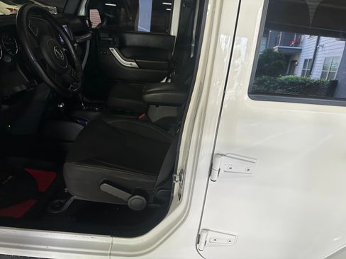 Used 2018 Jeep Wrangler Unlimited Sahara w/ Connectivity Group image 12