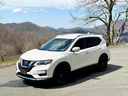 Used 2017 Nissan Rogue SV image 2