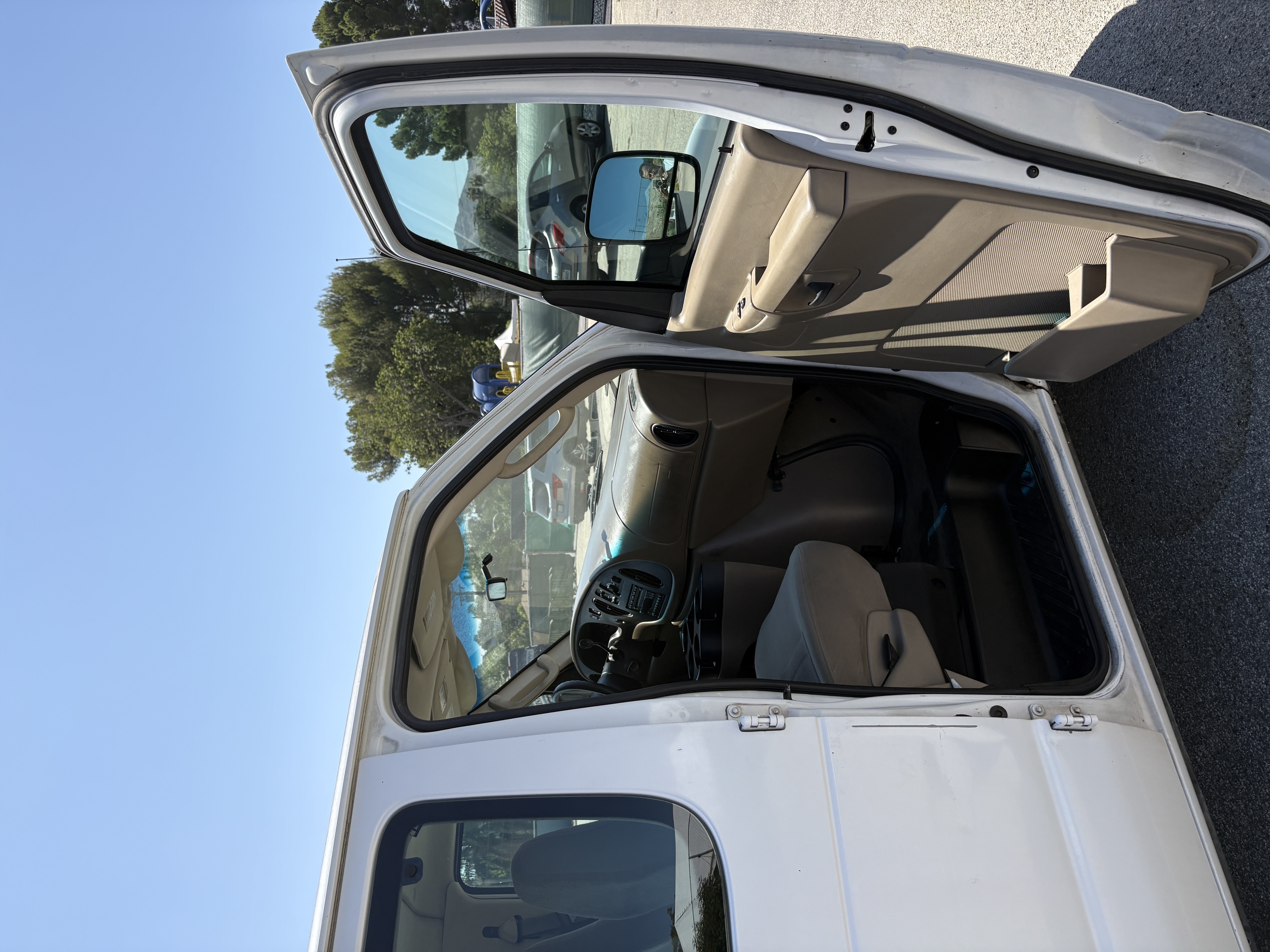Used 2006 Ford E-350 and Econoline 350 XLT RWD image 5