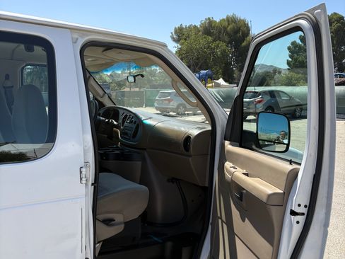 Used 2006 Ford E-350 and Econoline 350 XLT RWD image 5
