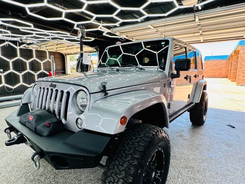 Used 2014 Jeep Wrangler Unlimited Sahara w/ Max Tow Package AWD/4WD image 4