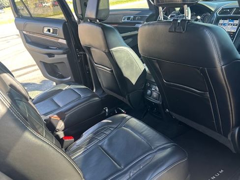Used 2019 Ford Explorer Platinum image 14