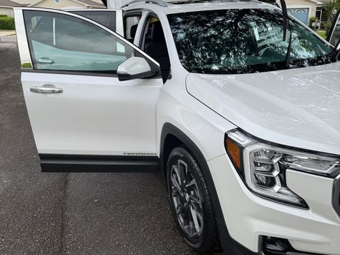 Used 2022 GMC Terrain SLT w/ Infotainment Package II image 9