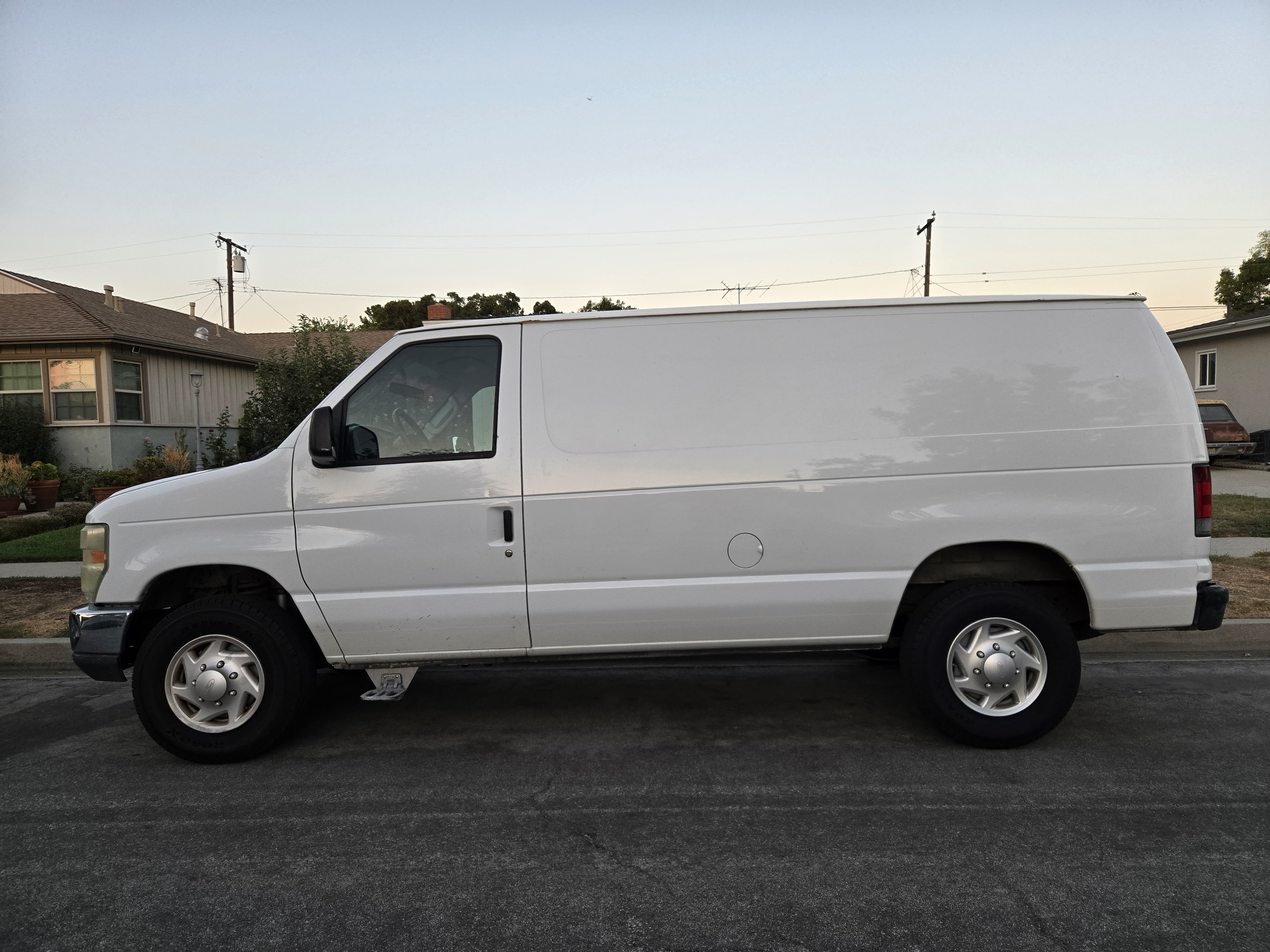 Used 2008 Ford E-250 and Econoline 250 Van 3D image 1