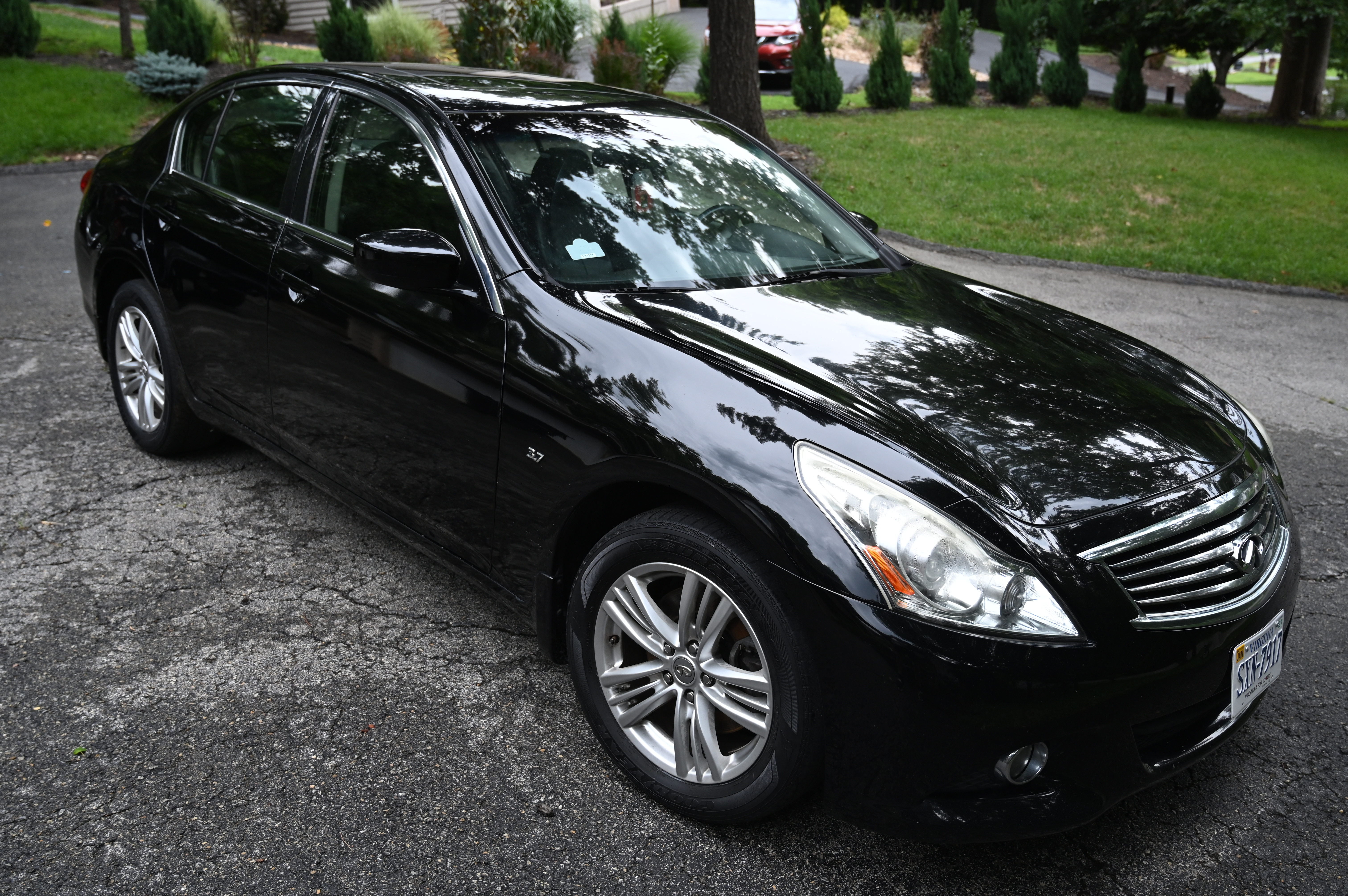 Used 2015 INFINITI Q40 AWD w/ Moonroof Package image 2