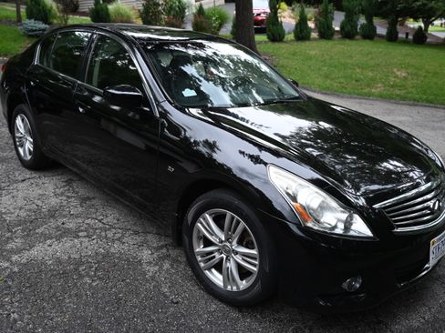 Used 2015 INFINITI Q40 AWD w/ Moonroof Package image 2
