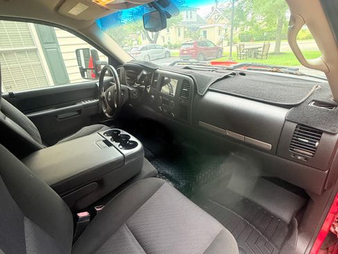 Used 2010 Chevrolet Silverado 2500 LT w/ Interior Plus Package AWD/4WD image 10