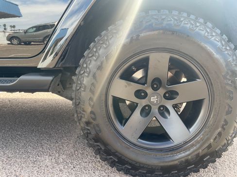 Used 2015 Jeep Wrangler Unlimited Sahara w/ Connectivity Group image 9