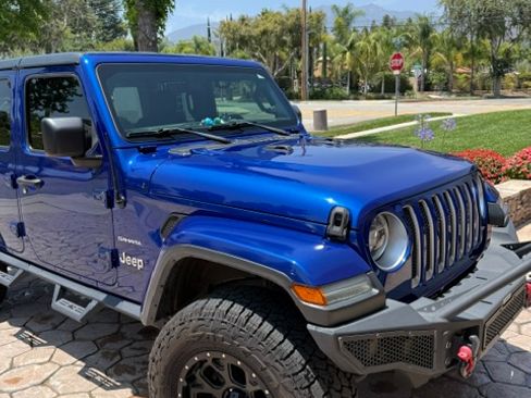 Used 2018 Jeep Wrangler Unlimited Sahara AWD/4WD image 8