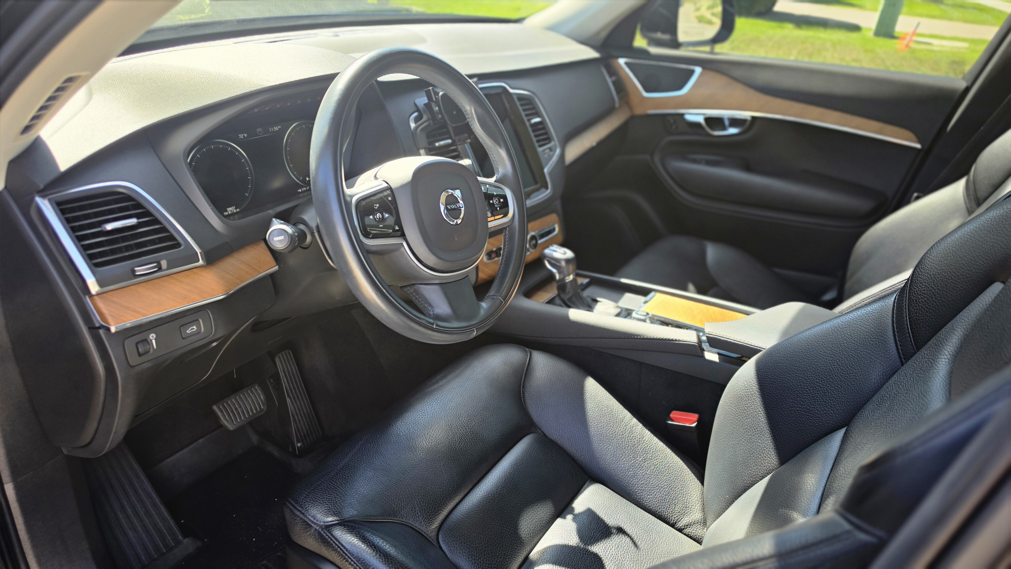 Used 2021 Volvo XC90 T6 Momentum w/ Climate Package AWD/4WD image 14