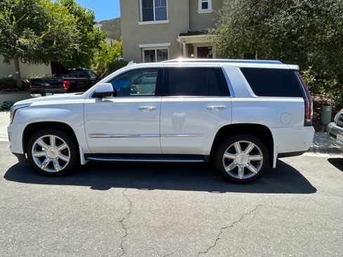 Used 2018 Cadillac Escalade Luxury AWD/4WD image 5