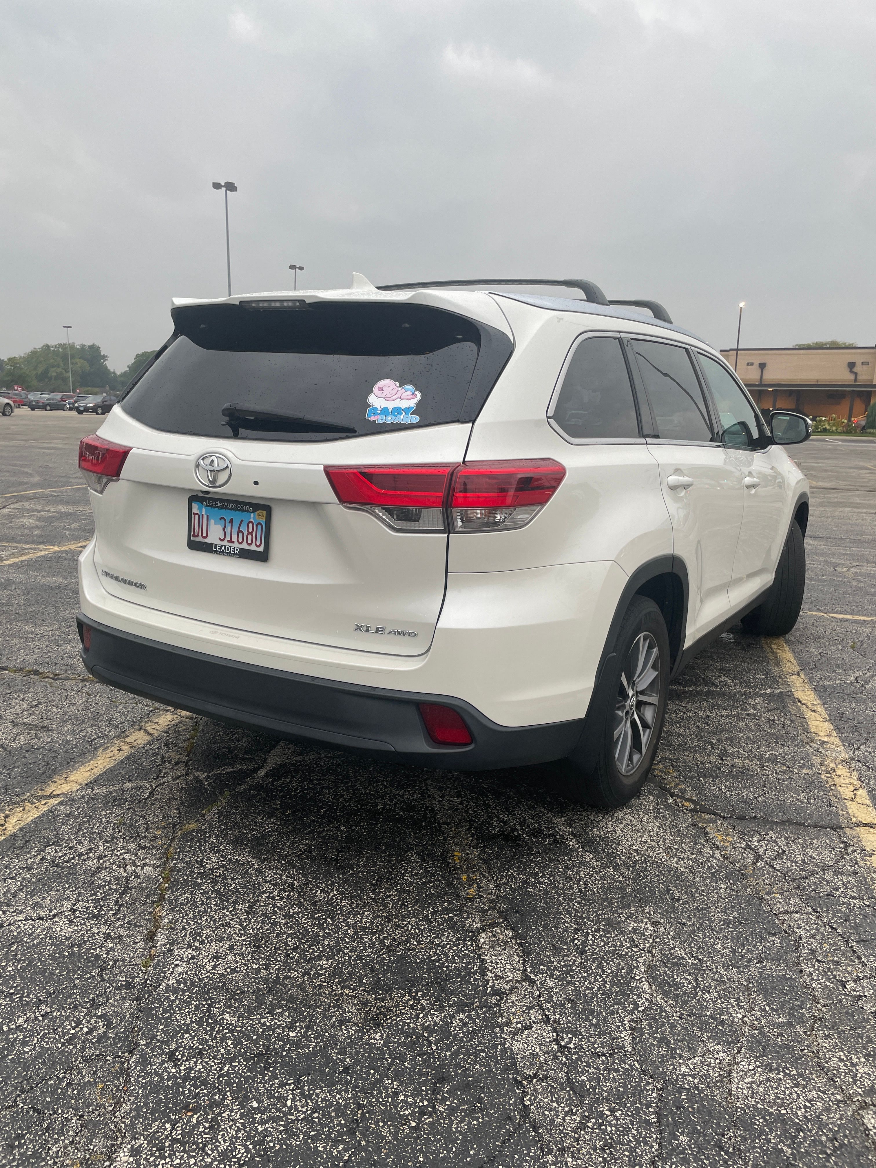 Used 2019 Toyota Highlander XLE AWD/4WD image 2