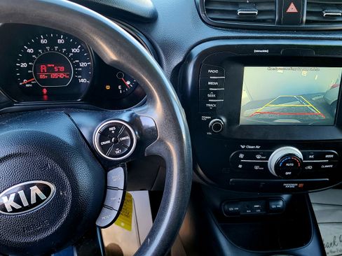Used 2019 Kia Soul + FWD image 13