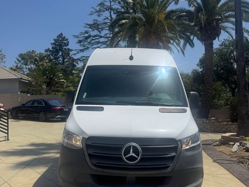 Used 2021 Mercedes-Benz Sprinter 2500 image 2