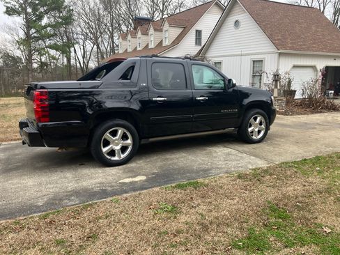 Used 2012 Chevrolet Avalanche LTZ image 4
