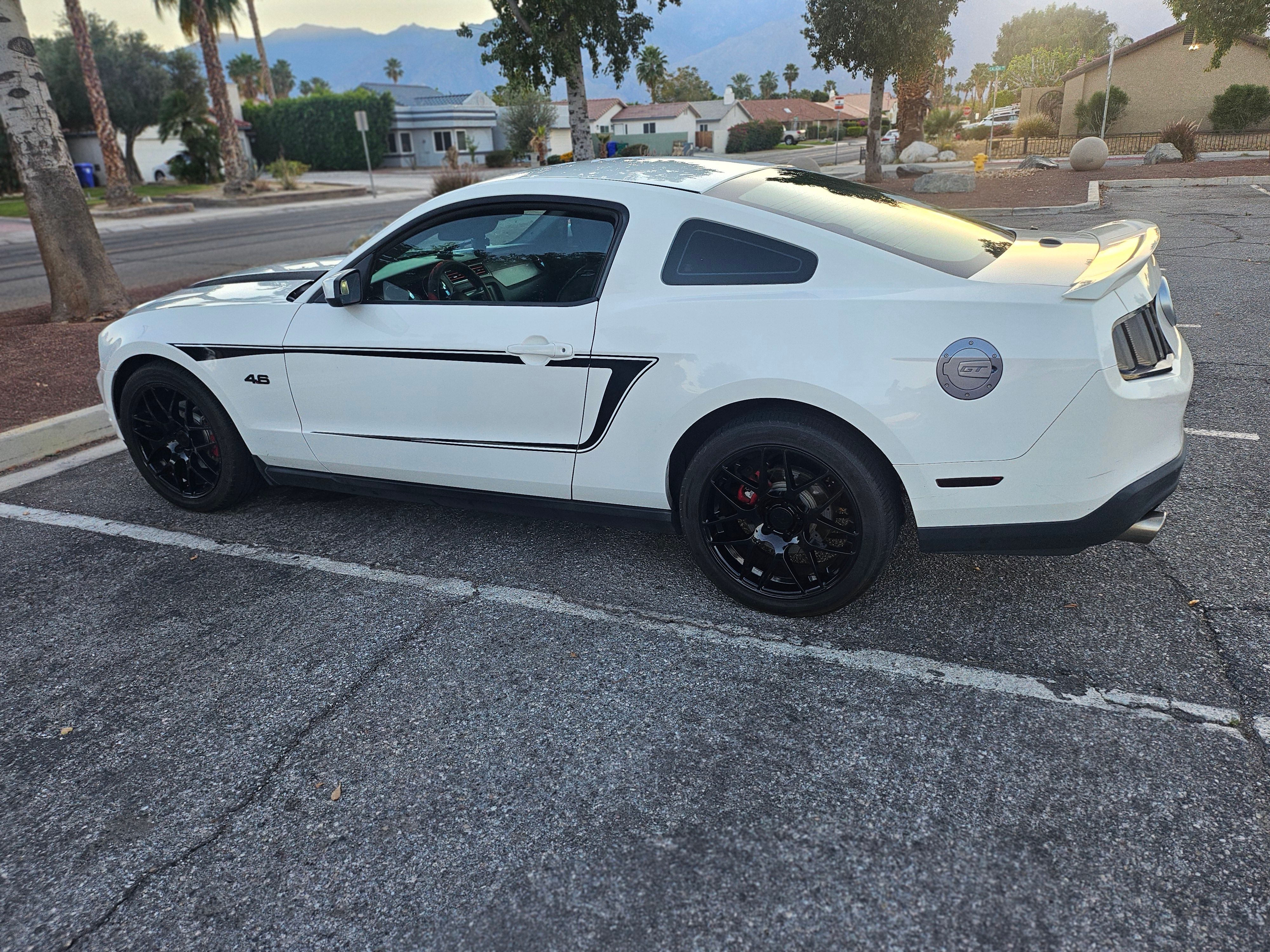 Used 2010 Ford Mustang GT RWD image 4