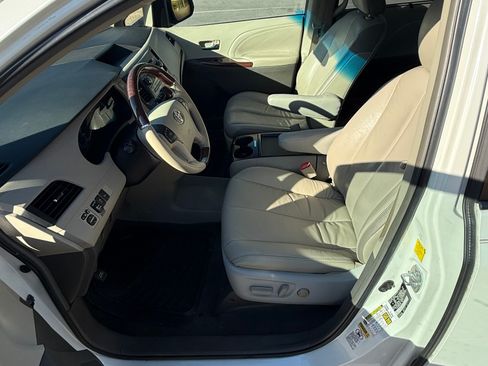 Used 2011 Toyota Sienna Limited image 9