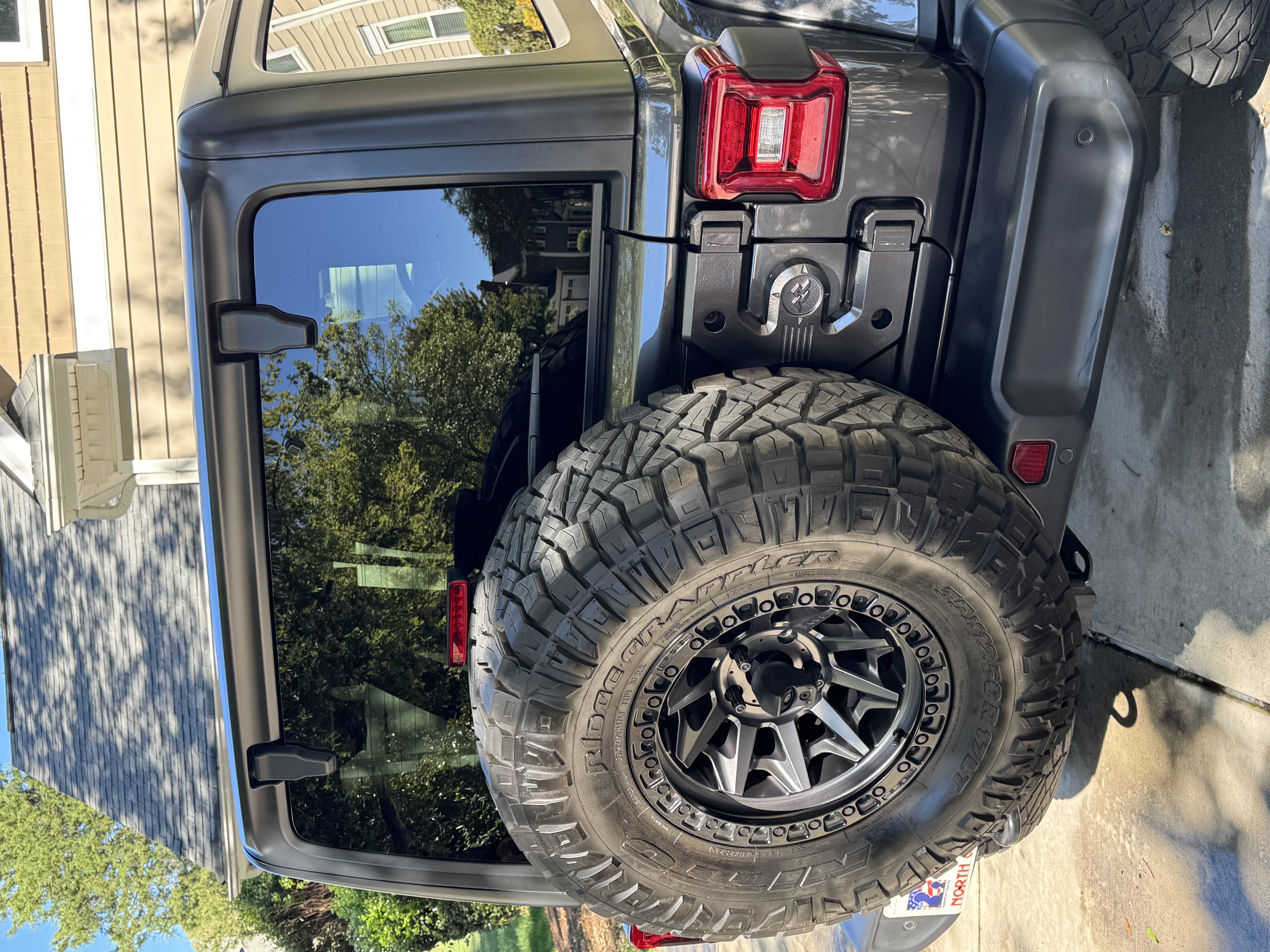 Used 2018 Jeep Wrangler Unlimited Sahara w/ Dual Top Group AWD/4WD image 6