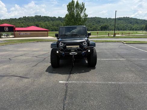 Used 2016 Jeep Wrangler Unlimited Sahara w/ Max Tow Package AWD/4WD image 5