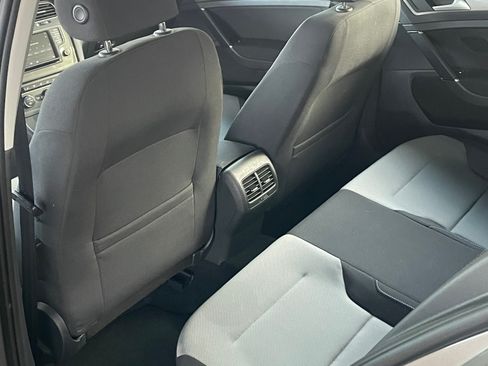 Used 2016 Volkswagen e-Golf SE image 6