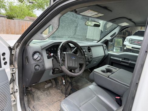 Used 2014 Ford F550 4x4 Regular Cab Super Duty image 8
