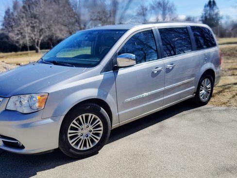 Used 2013 Chrysler Town & Country Touring-L w/ Driver Convenience Group image 1