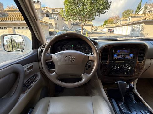 Used 2000 Toyota Land Cruiser Sport Utility 4D image 8