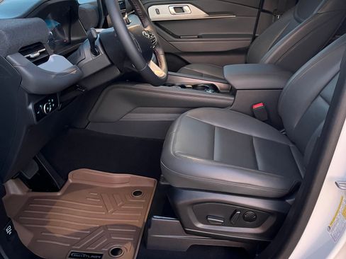 Used 2025 Ford Explorer Active w/ Active Comfort Package image 10