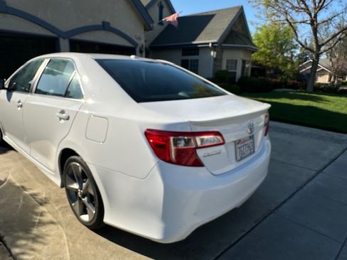 Used 2014 Toyota Camry SE w/ Leather Package image 4