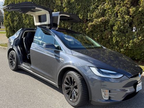 Used 2016 Tesla Model X 90D image 1