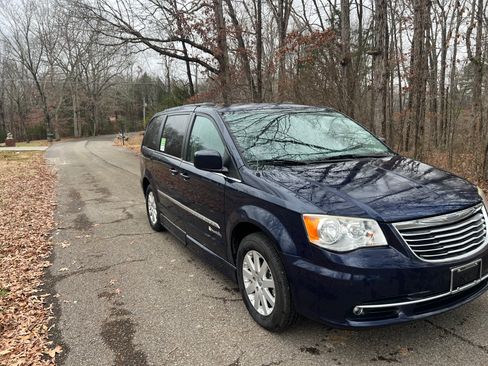 Used 2014 Chrysler Town & Country Touring image 8