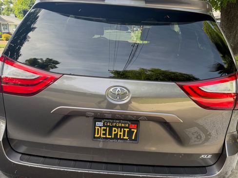 Used 2018 Toyota Sienna XLE image 11