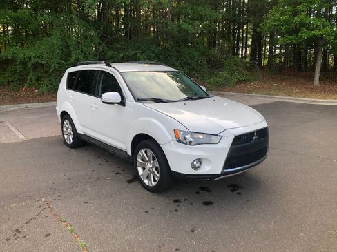Used 2012 Mitsubishi Outlander SE AWD/4WD image 2