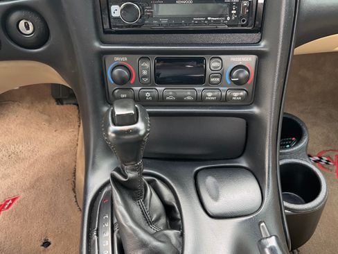 Used 2004 Chevrolet Corvette Coupe RWD image 10