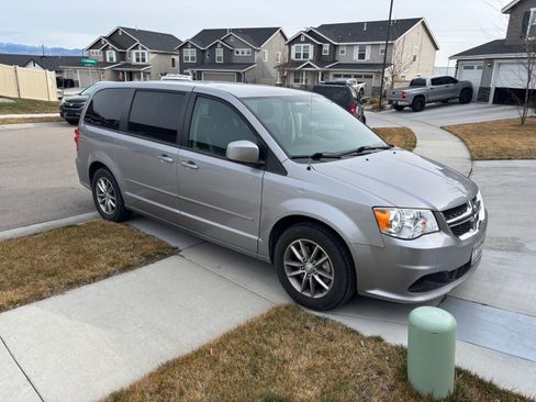 Used 2016 Dodge Grand Caravan SE image 12