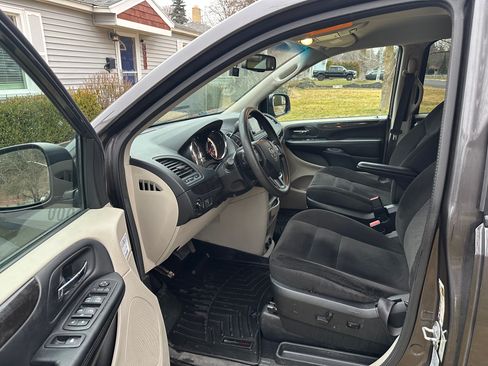 Used 2018 Dodge Grand Caravan SE w/ Power Convenience Group I image 2