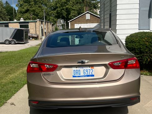 Used 2018 Chevrolet Malibu LT w/ Leather Package FWD image 6