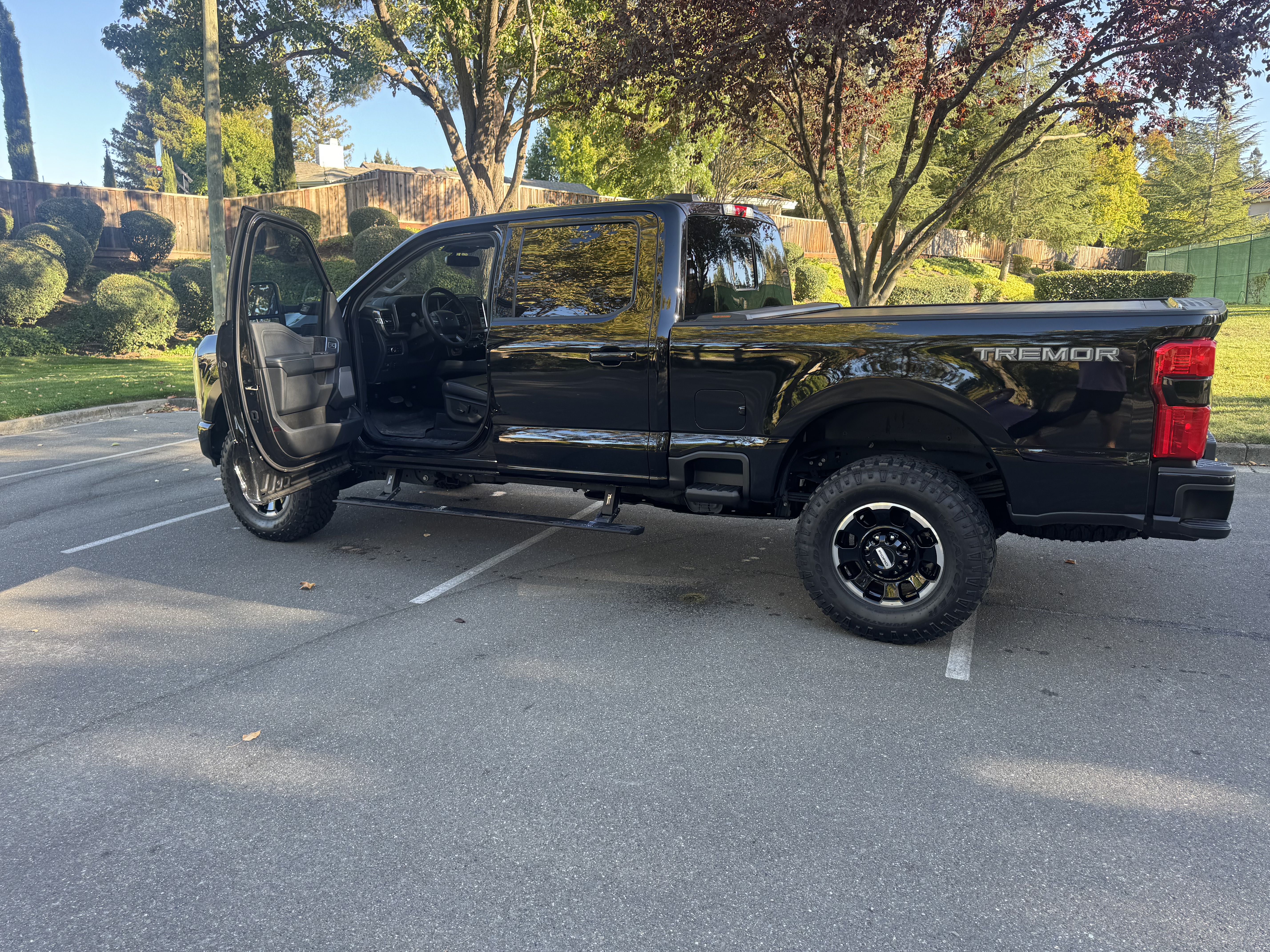 Used 2025 Ford F250 Lariat w/ Lariat Ultimate Package AWD/4WD image 2