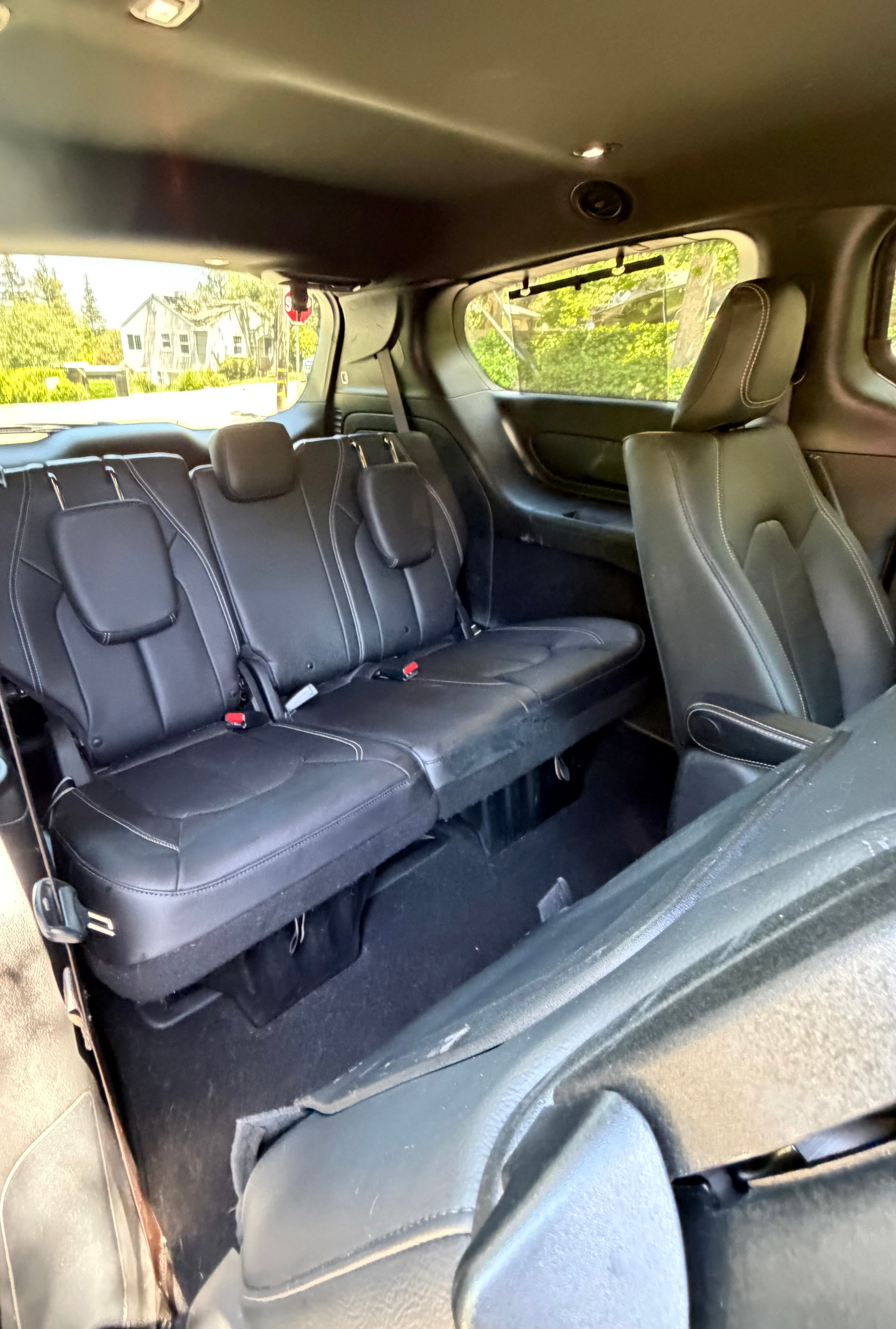 Used 2020 Chrysler Pacifica Touring-L w/ S Appearance Package FWD image 11