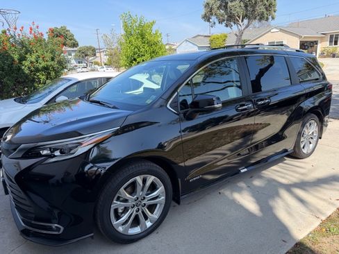 Used 2021 Toyota Sienna Platinum image 2