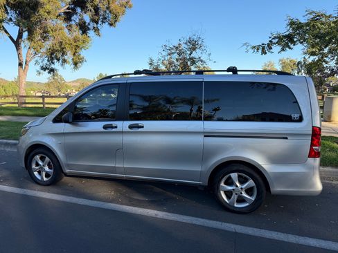 Used 2016 Mercedes-Benz Metris Passenger image 2