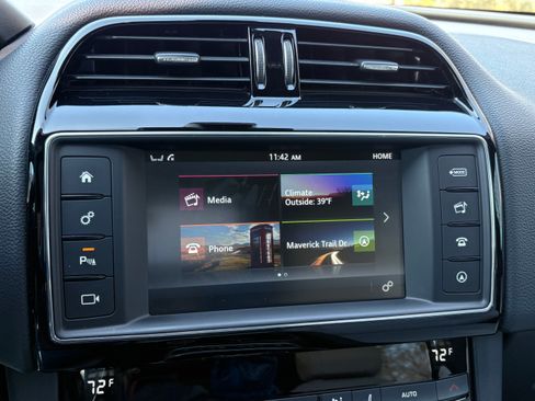 Used 2017 Jaguar F-PACE Prestige image 29